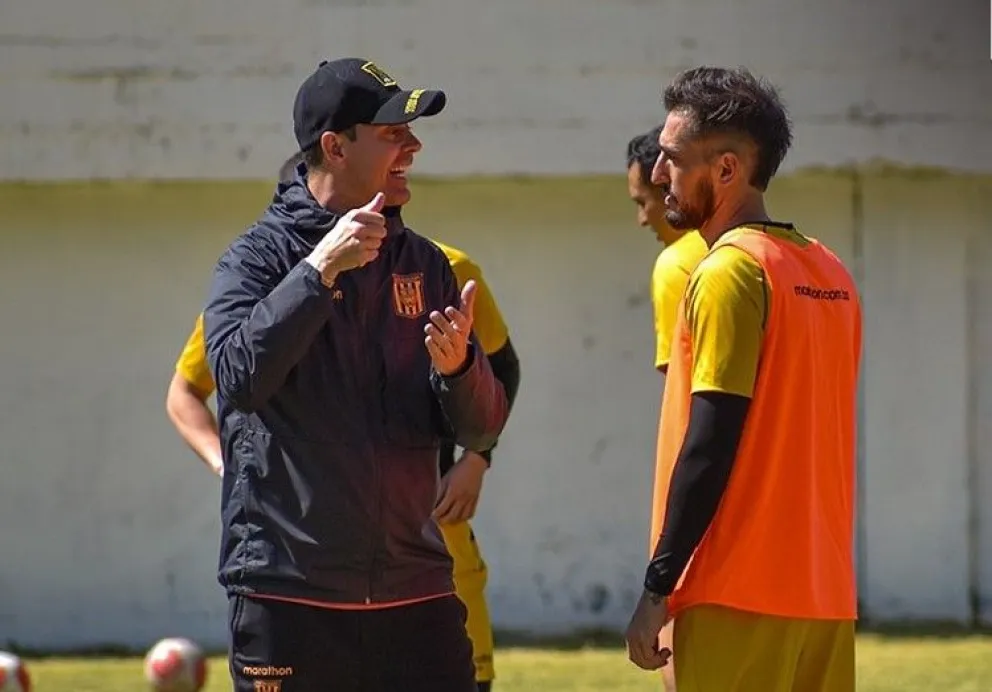El entrenador Ismael Rescalvo (izq.) conversa con Luciano Ursino en un entrenamiento. Foto: club The Strongest