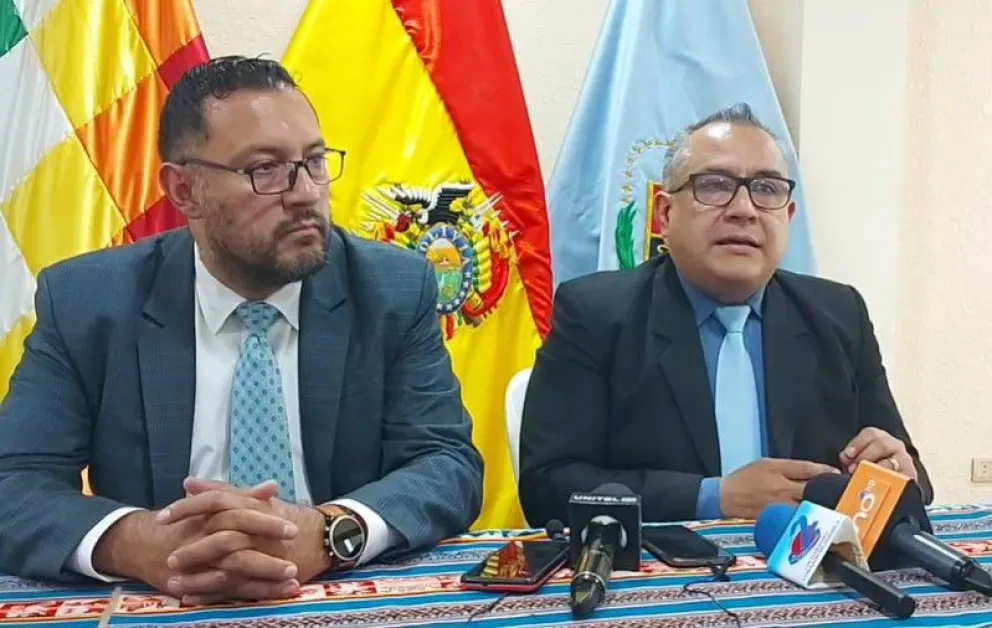 Abogados del equipo jurídico del ala "evista" del MAS, a la derecha Nelson Cox. Foto: captura Kawsachun Coca