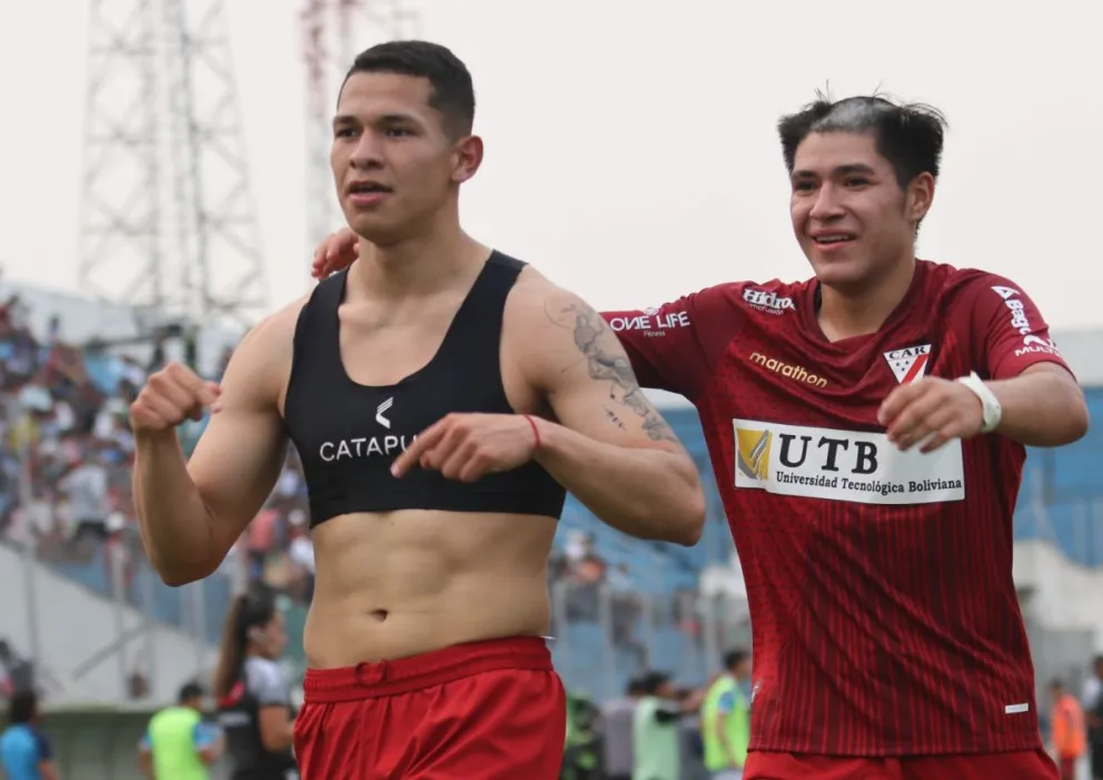 El festejo de los jugadores millonarios luego del tercer tanto. Foto:: APG