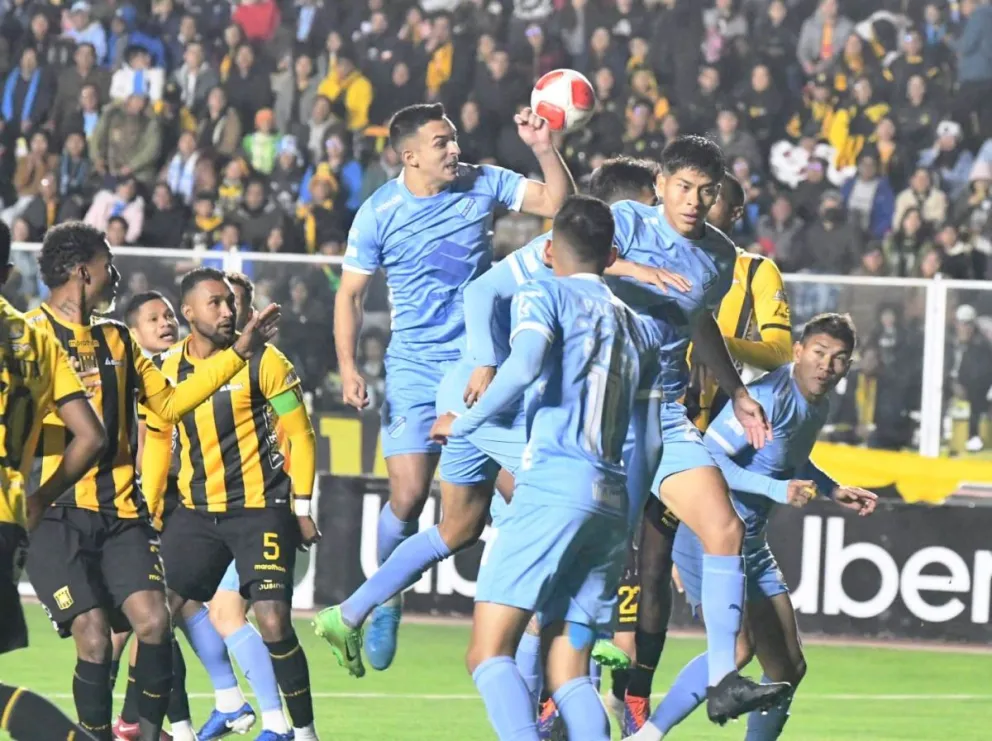 Una incidencia del encuentro que se disputó en el estadio Hernando Siles. Foto: APG