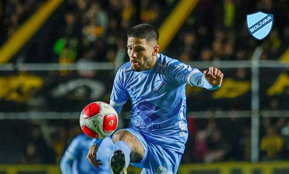 Melgar controla la pelota en el clásico paceño. Foto: Club Bolívar.