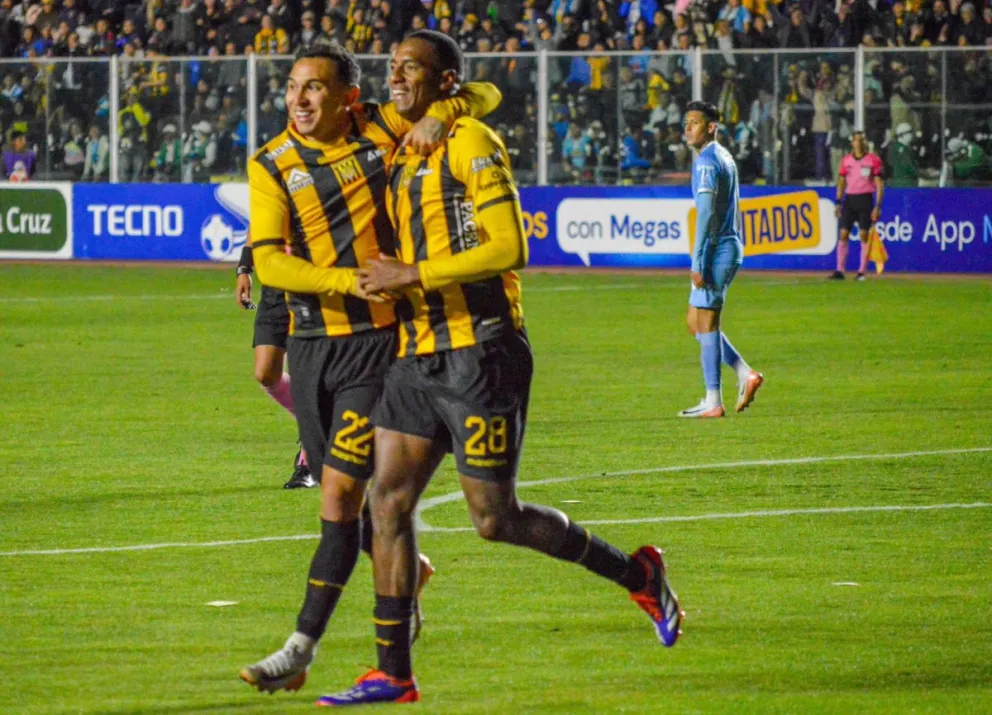 Abdiel Ayarza (der.) festeja con su compañero Bruno Miranda el gol del Tigre en el clásico. Foto: Alejandro Apaza