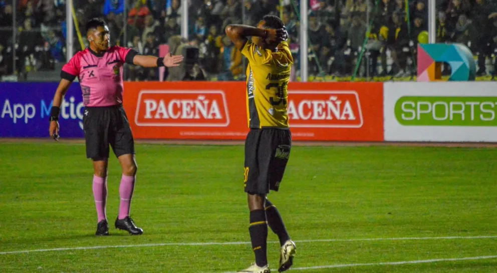 El árbitro Guildo Quenta cobra una falta en su estreno en el clásico The Strongest vs. Bolívar. Foto: Alejandro Apaza.