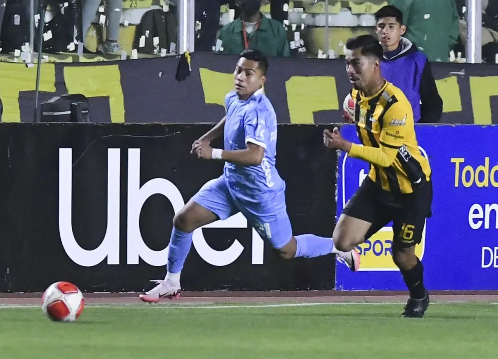 Velásquez (izq.), de Bolívar, trata de superar la marca de Cuéllar. Foto: APG.