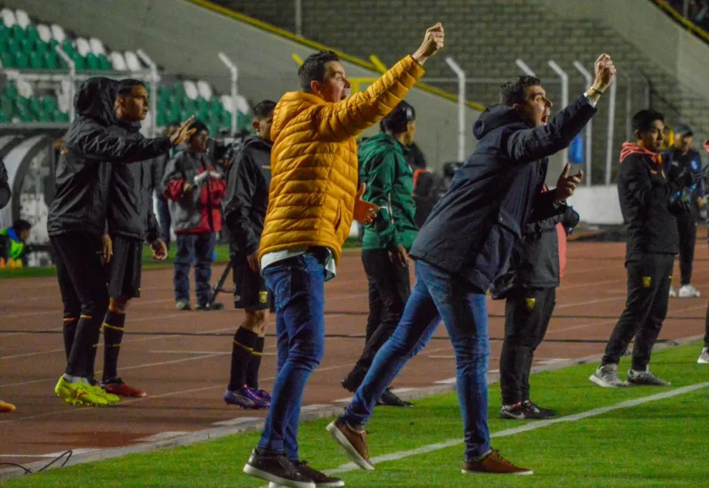 Ismael Rescalvo (der.) y sus colaboradores piden la tarjeta roja para Jesús Sagredo. Foto: Alejandro Apaza