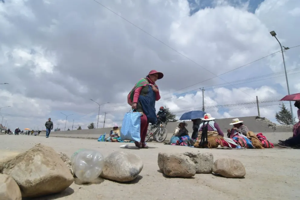 Bloqueos cierran rutas en demanda de la renuncia de Luis Arce. Foto: APG