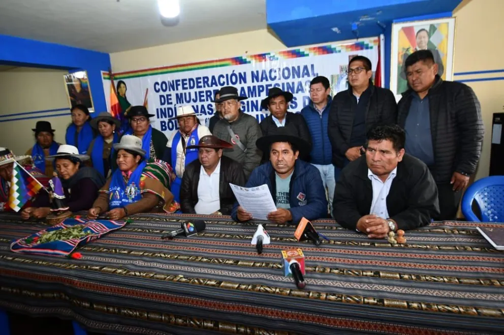 El dirigente Mario Seña lee la resolución, este jueves. Foto: APG 