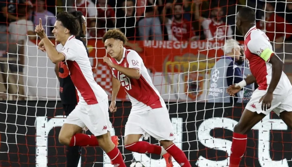 Akliouche (izq.) festeja el 1-0 para el Mónaco. Foto: EFE.