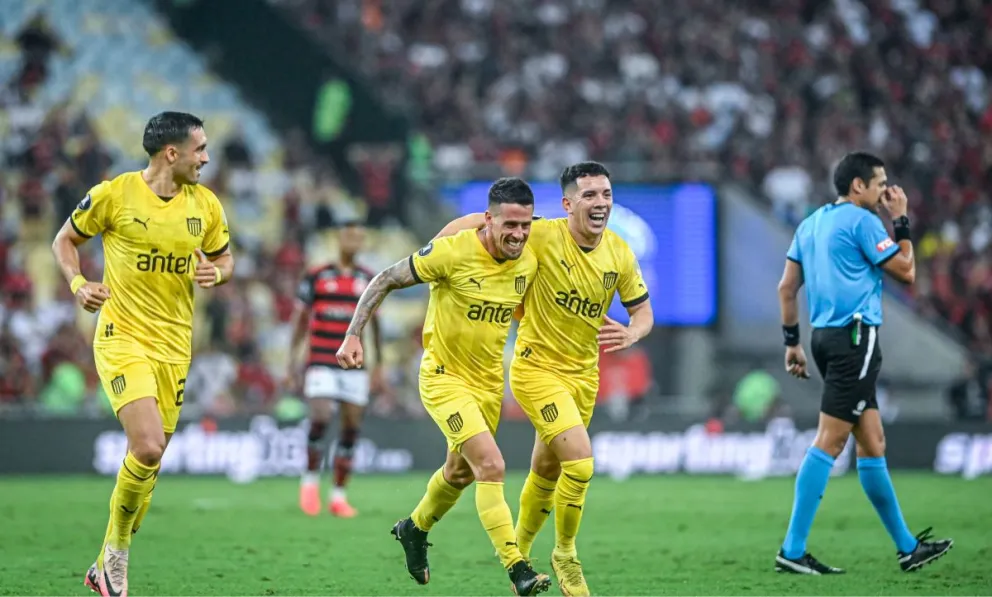 Javier Cabrera (al centro con el puño cerrado) y sus compañeros festejan el tanto de la victoria. Foto: Conmebol