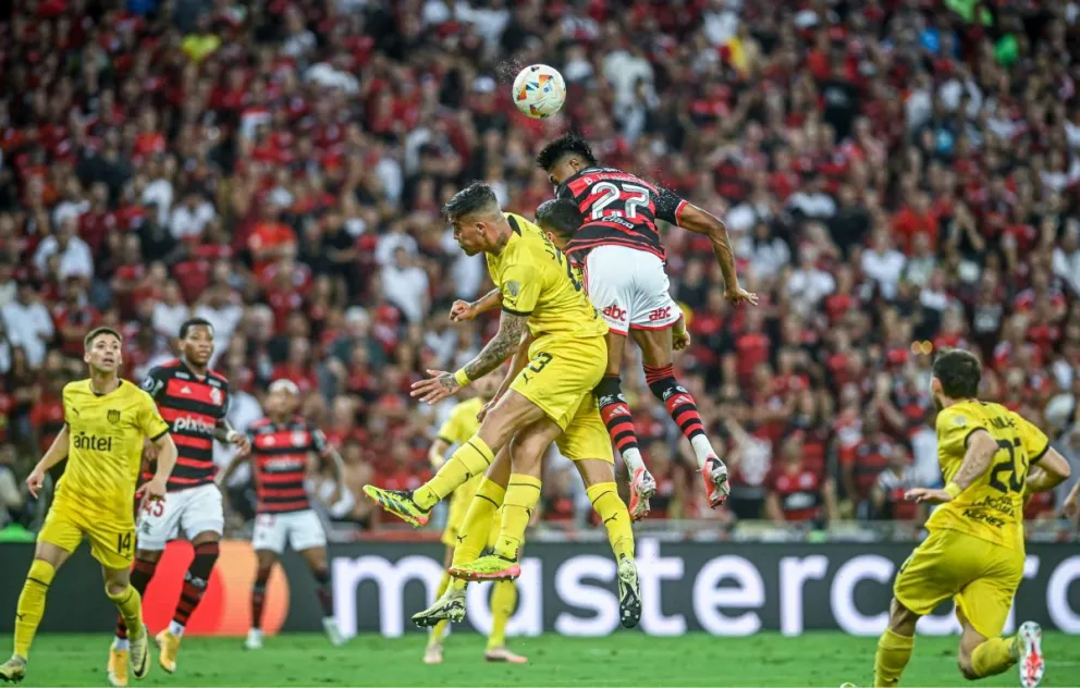 Flamengo no pudo con Peñarol en el Maracaná pese a los varios intentos que hizo por marcar. Foto: Conmebol