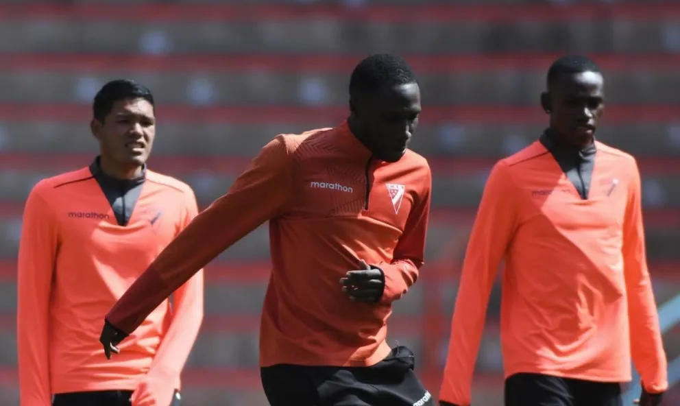 Caicedo (centro) durante una práctica del club de la banda roja. Foto: Always Ready.