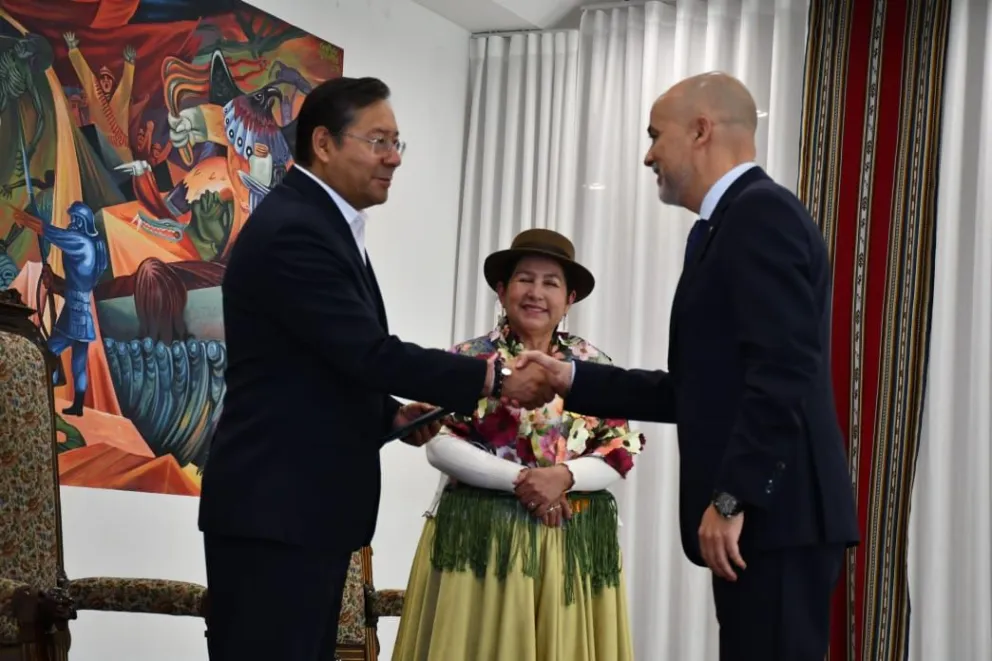 Segura saluda a Luis Arce este viernes en la Casa del Pueblo. Foto: APG