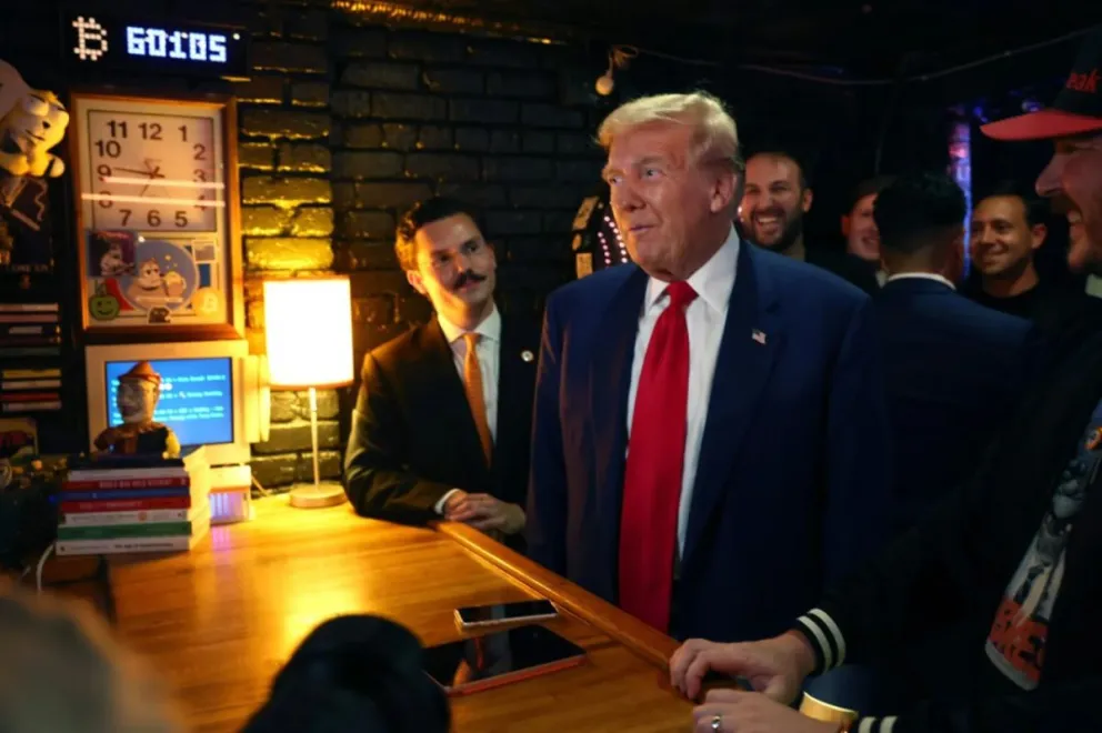 Donald Trump esta semana en un bar de Nueva York, donde pagó con bitcoin. Foto: RT