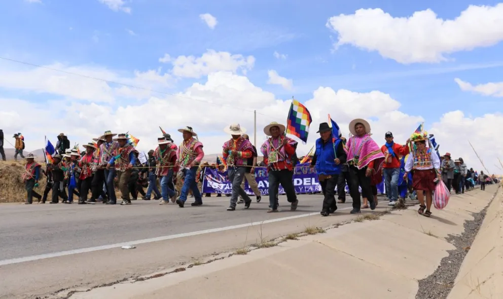 "Evistas" con una soga impiden que personas se acerquen a Morales durante la marcha. Foto: APG