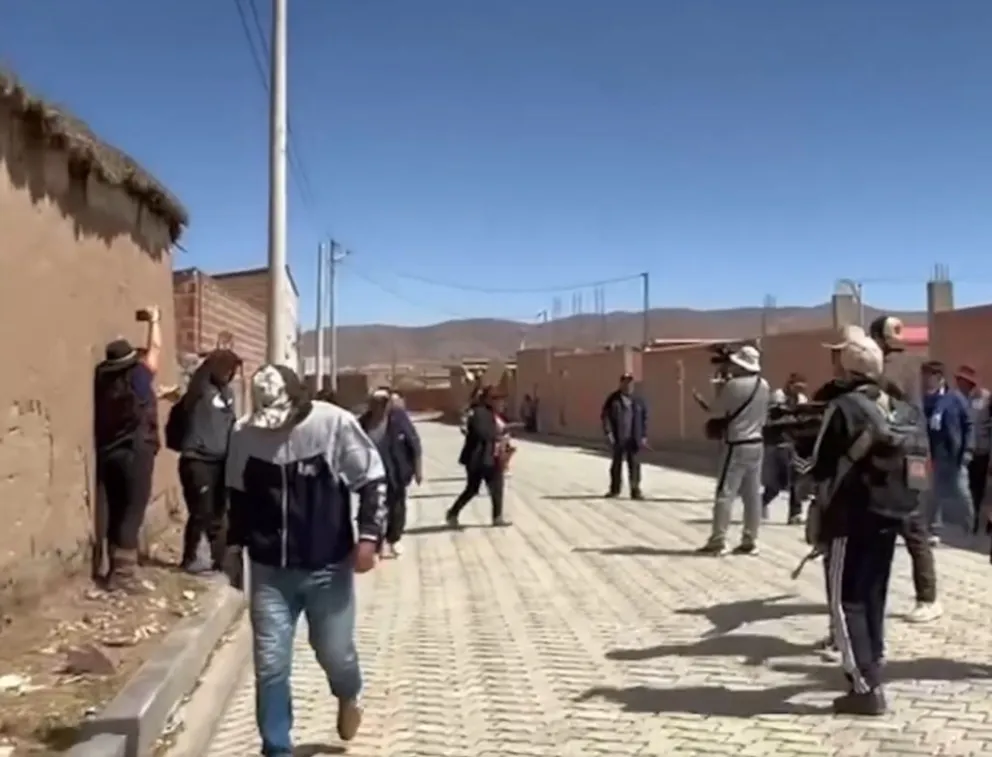 Los corresponsales trataron de escapar de una turba enfurecida. Foto: Captura de video