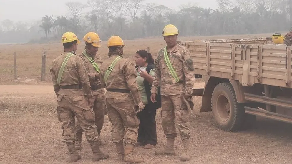 Una medico SAFCI acompaña a las brigadas de soldados y bomberos.   Foto: Ministerio de Salud