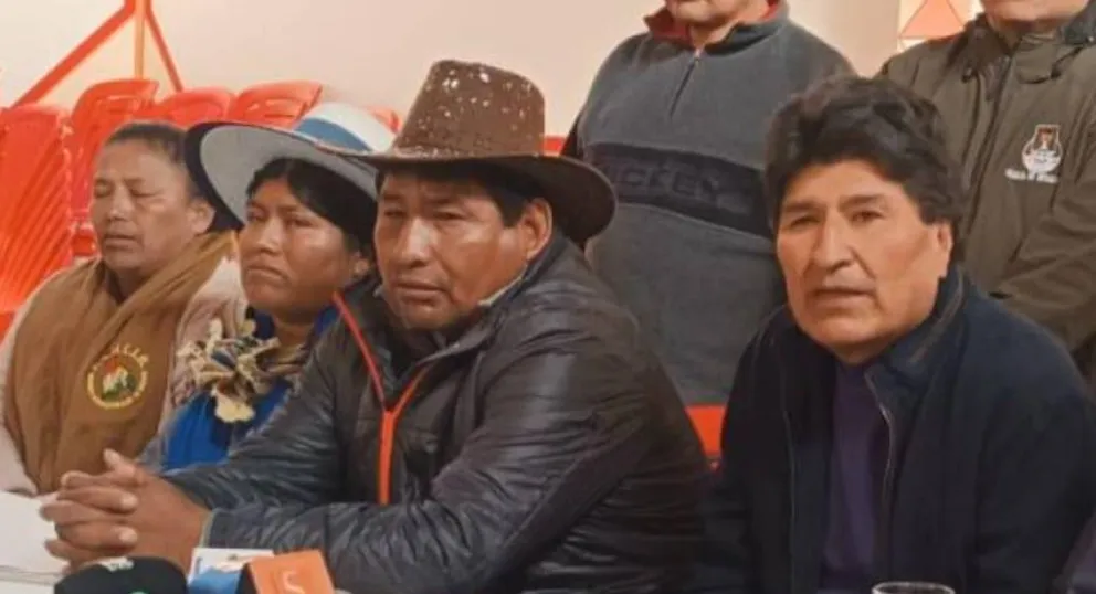El expresidente Evo Morales junto a los dirigentes de organizaciones sociales brinda conferencia de prensa. Foto: Captura Unitel