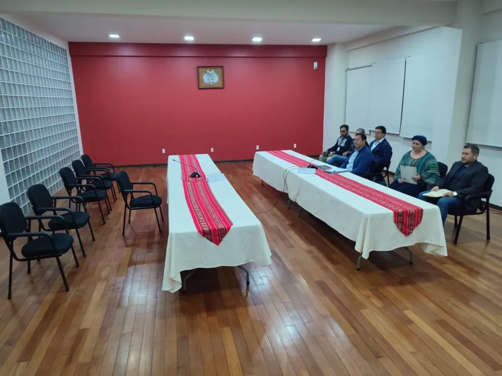 El jefe de Estado Luis Arce aguarda al expresidente Evo Morales. Foto: Paulo Lizárraga / Visión360