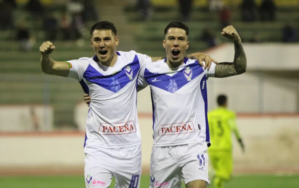 Sobrero (izq.) celebra uno de sus tantos con Sanguinetti. Foto: APG.