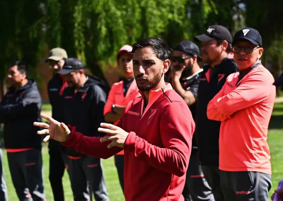 El técnico de Always, Facundo Biondi, conversa con sus jugadores antes de empezar la práctica del viernes. Foto: club Always Ready