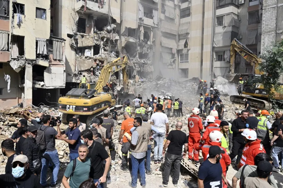 Los equipos de rescate trabajan en el edificio que fue blanco de un ataque israelí en Beirut. Foto: EFE