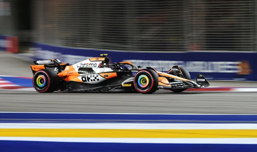 El piloto británico Lando Norris, de la escudería McLaren, en el circuito urbano de Marina Bay en Singapur. Foto: EFE