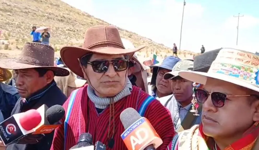 El expresidente Evo Morales declara a la prensa en plena marcha en el altiplano. Foto: captura radio Kawsachum Coca