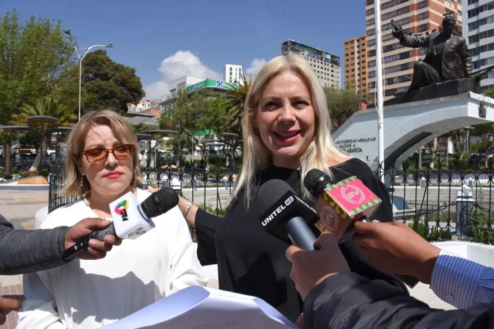 Las dos ciudadanas denunciantes brindan declaraciones a la prensa. Foto: APG