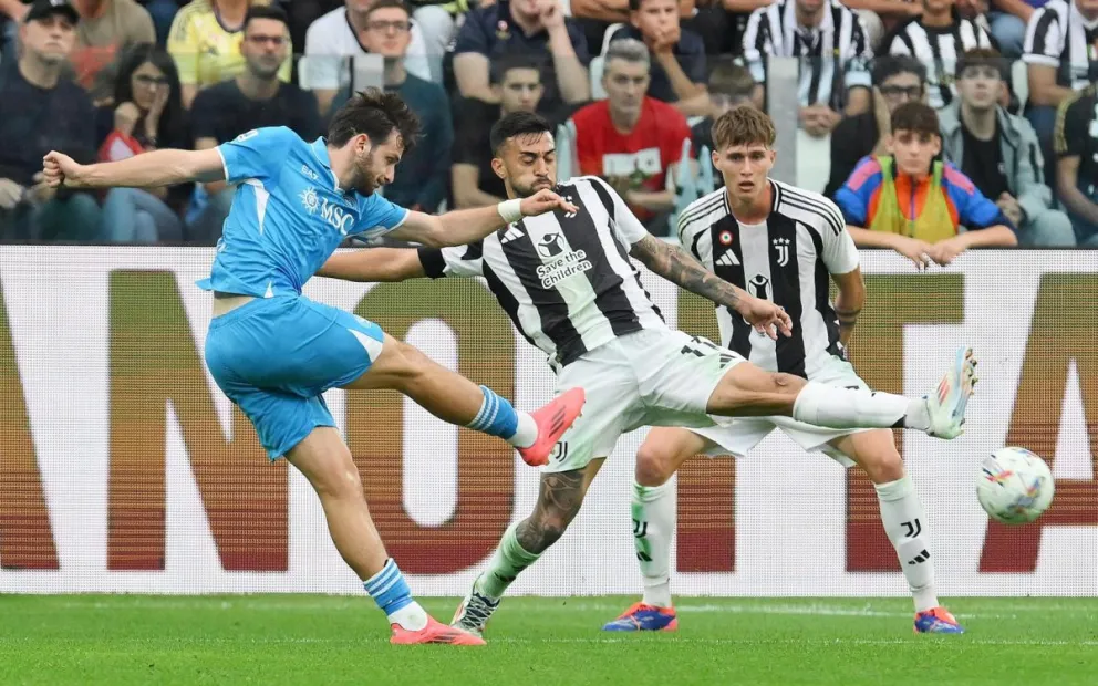 El jugador del Juventus Nico Gonzalez y el del Nápoles Khvicha Kvaratskhelia en acción en Turín, Italia. Foto: EFE
