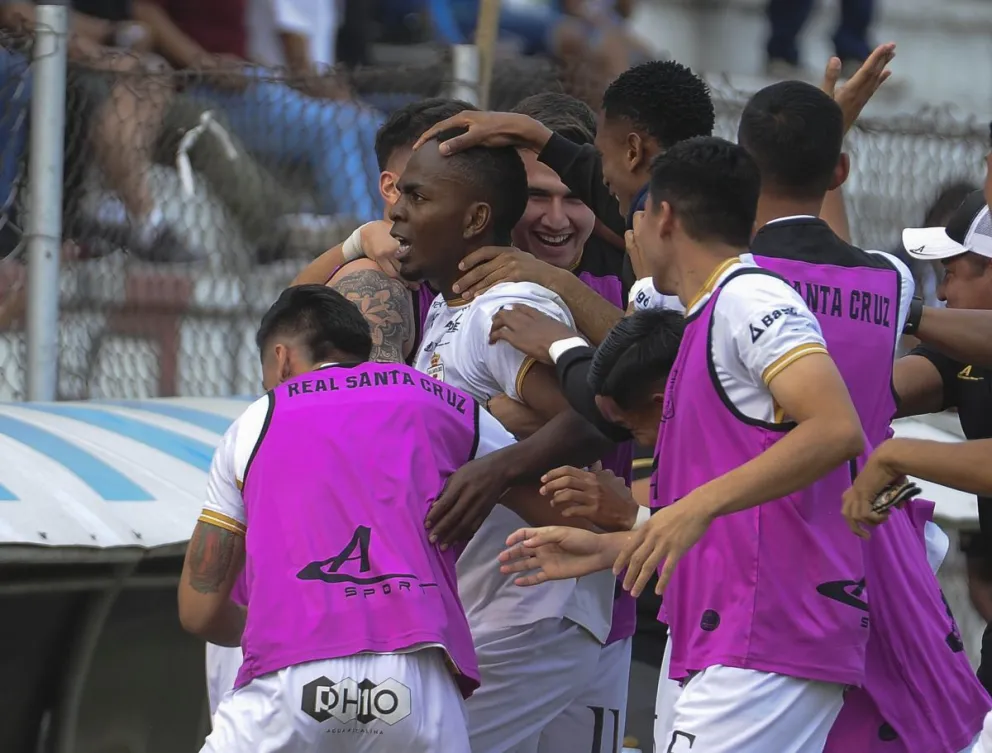 Los realistas celebran el gol del triunfo en la parte final del encuentro. Foto: APG