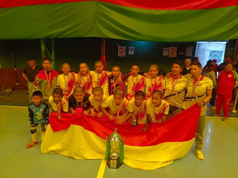 El equipo campeón con su trofeo. Foto: Comisión de Futsal Bolivia.