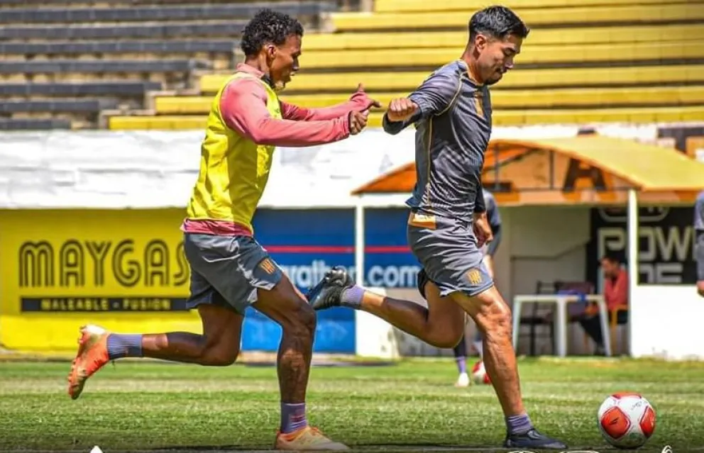 Práctica atigrada con Darío Aimar (izq.) y Víctor Cuéllar disputando el baló. Foto: The Strongest.