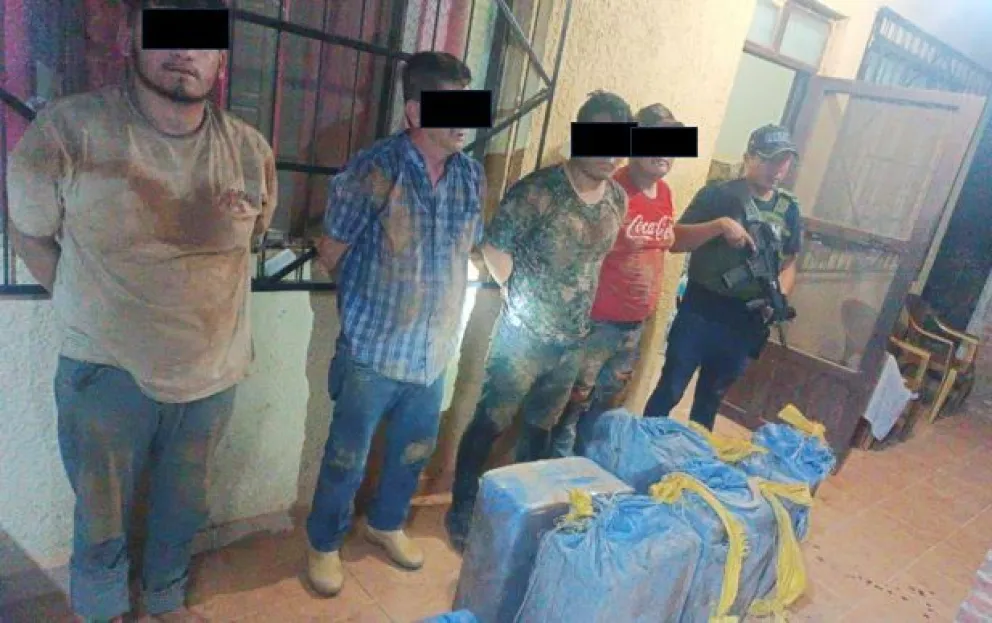 Las cuatro personas aprehendidas luego de la balacera. Foto: Facebook Eduardo Del Castillo