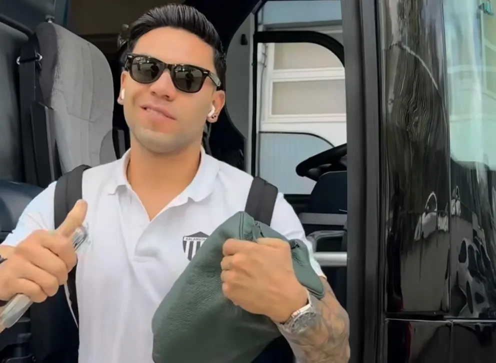 Carmelo Algarañaz llega al estadio donde el Kalamata FC venció al Chania este domingo. Captura video 