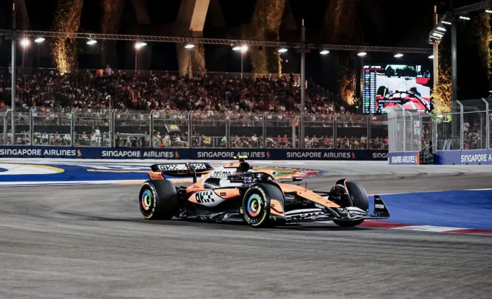 Rueda el bólido McLaren por el trazado de Singapur conducido por el británico Lando Norris. Foto: EFE