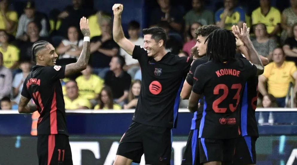 Celebran los jugadores del Barcelona una de las cinco conquista contra el Villarreal. Foto: EFE