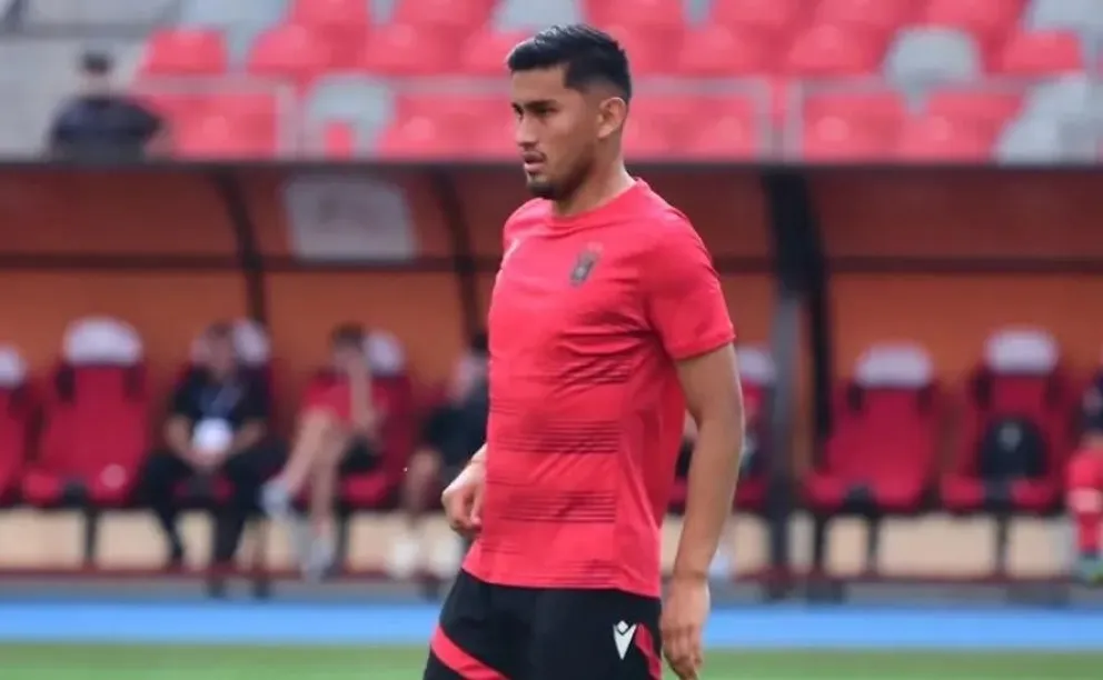 Adalid Terrazas en el ingreso en calor previo al partido internacional de su club en Argelia. Foto: USM Alger