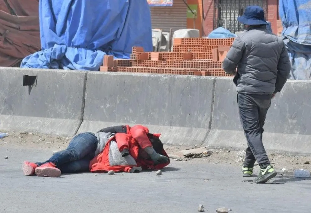 Este domingo, grupos de choque de evistas y arcistas se enfrentaron en Ventilla, El Alto. Foto: APG