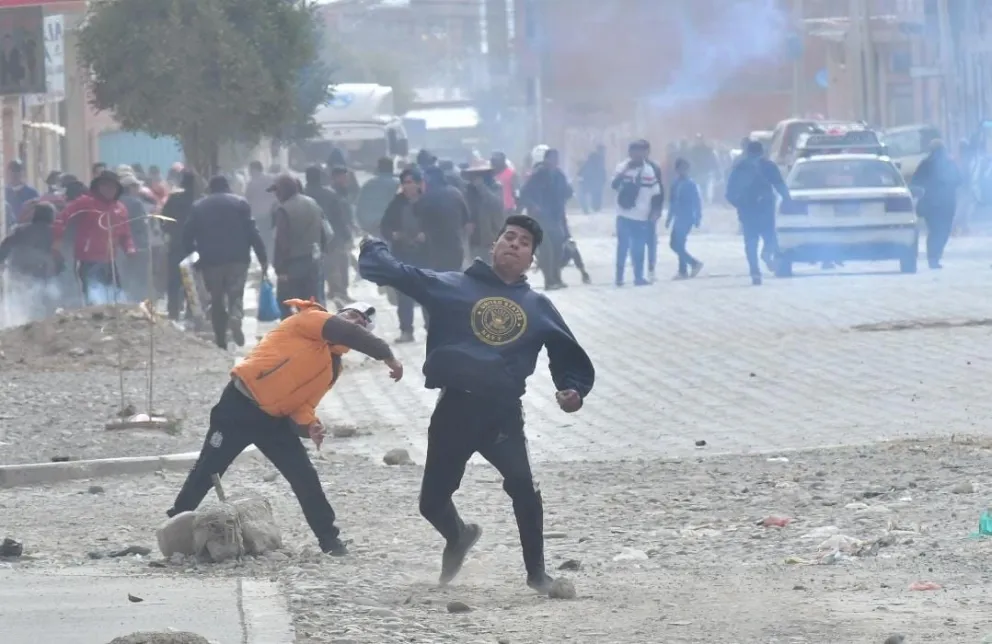 Enfrentamiento en Ventilla, El Alto, esta tarde. Foto: APG