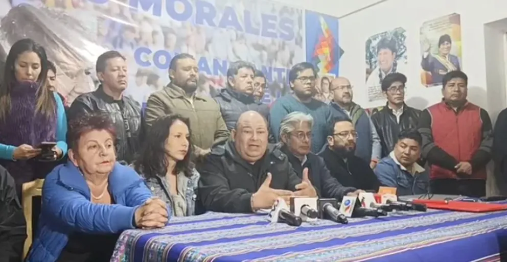 Conferencia de prensa del equipo jurídico del ala "evista" del MAS. Foto: Facebook Carlos Romero