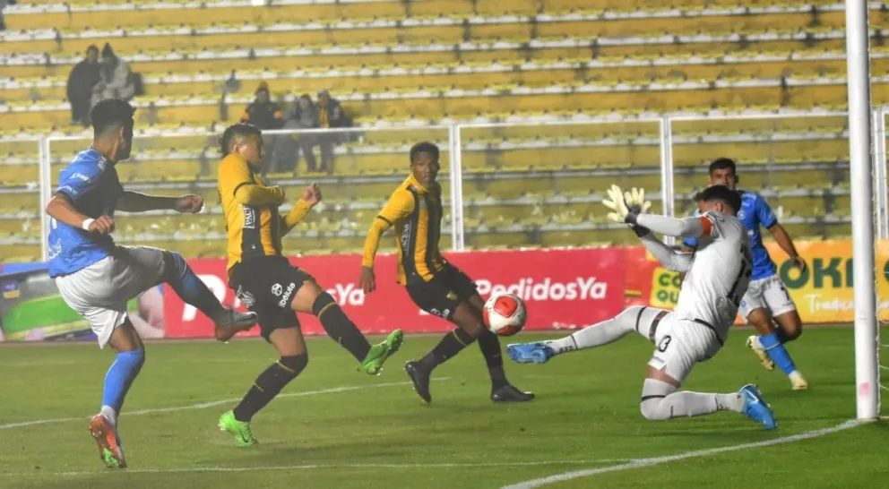 El gol del empate de Blooming obra del delantero César Menacho (izq.). Foto: APG