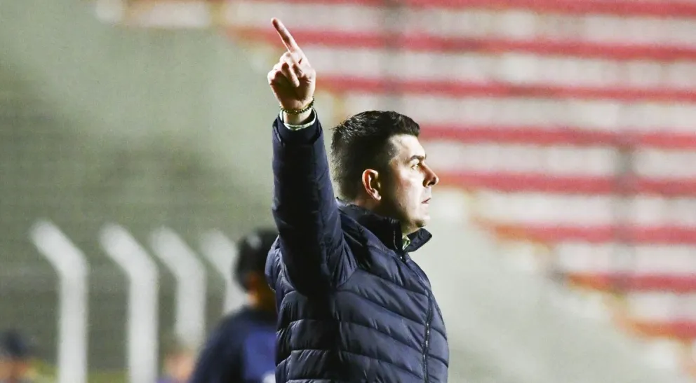 Ismael rescalvo da instruicciones a sus dirigidos en el partido contra Blooming. Foto: APG