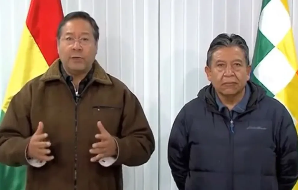 El presidente Luis Arce y el vicepresidente David Choquehuanca durante el mensaje al país. Foto: Captura  BTV