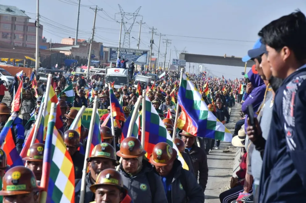 Mineros cooperativistas ingresan a El Alto este lunes. Fotos. APG