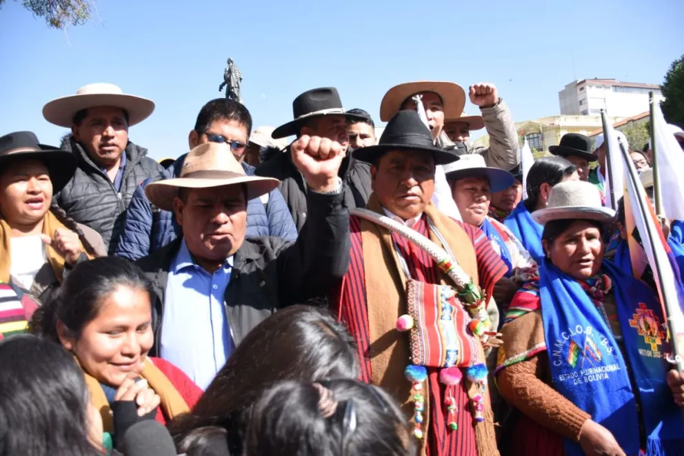 Miembros del "pacto de unidad arcista" este lunes en la plaza Murillo. Foto: APG