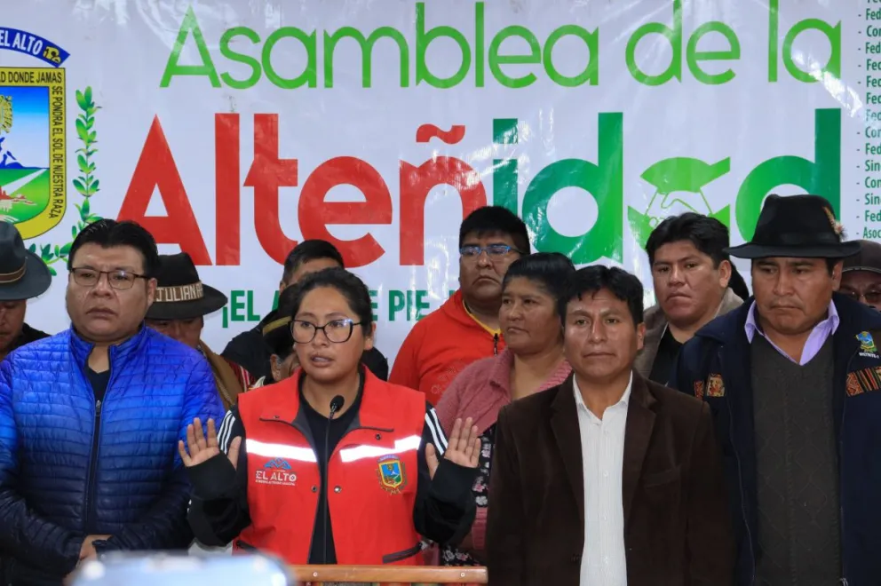 La alcaldesa de El Alto, Eva Copa, en el contacto con los medios este lunes. Foto: APG