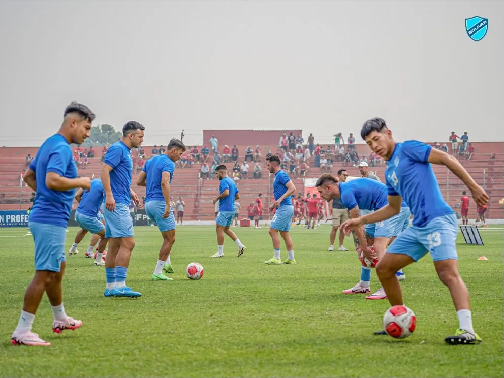 Los futbolistas de la Academia durante el calentamiento en Montero. Foto: Club Bolívar.