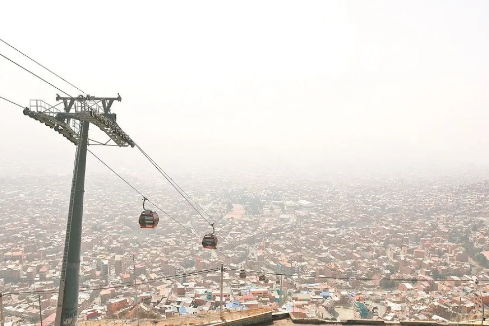 La humareda de los incendios afectó la visibilidad en La Paz. Foto: APG