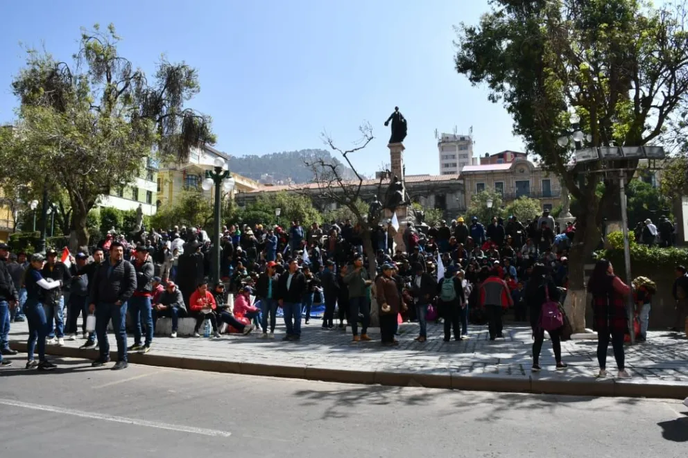 Miembros del llamado "pacto de unidad" del MAS, afines a Arce, este lunes en la plaza Murillo. Fotos: APG
