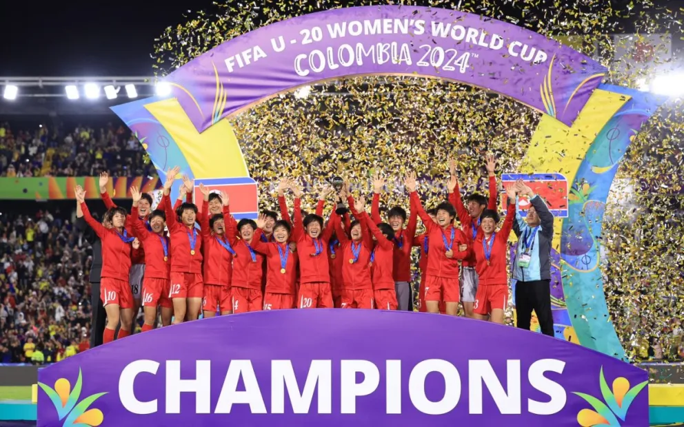 Las norcoreanas celebran su tercer título mundialista. Foto: FIFA.